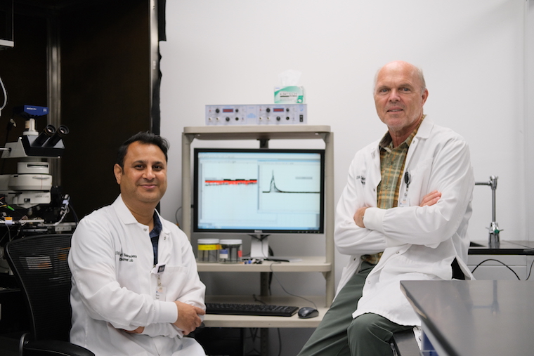 Dr. Bhanu Tewari and Dr. Harold Sontheimer in the lab