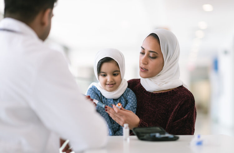 Mom and daughter wearing hijabs learn about diabetes care