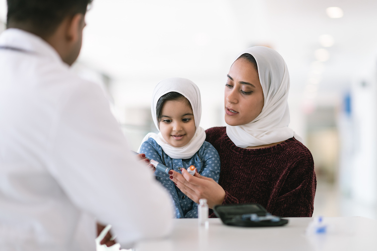 Mom and daughter wearing hijabs learn about diabetes care